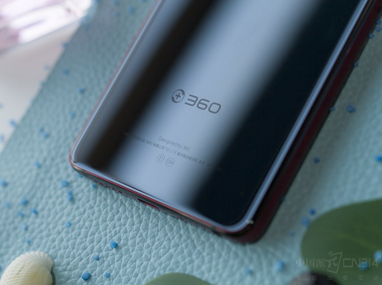 ��������������2.5D������帲�ǣ��������ֻ����ճ��ָ��Եø���ϸ��⻬��ͬʱ����ĺ�ɫҲ�Եø������䡣�ڹ��ߵ�����֮�£��ֻ�������ֳ�һ����ͬ�մɰ�Ĺ����ʸС�