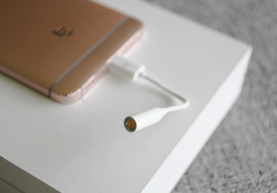 ���˳���ߡ������֮�⣬��2��ר��������һ��Type-C����3.5mm����ת�������������蹺��ר�ŵ�Type C����Ҳ�ܳ������֡�