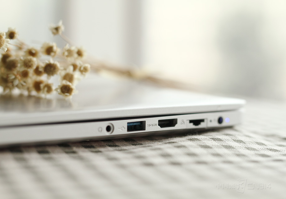 �����Ҳ࣬������˷����һ�ӿڡ�USB�ӿڡ�HDMI�ӿڡ�RJ-45��̫���ӿڡ���ԴһӦ��ȫ��