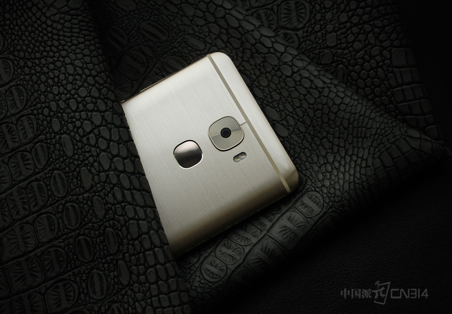 ��Ȼ�����ӱ�־�Ե��־�ָ�ƣ�����Բ������ͷ����ͻ����ֵ��һ����Ǳ߿��CNC�и�գ�����������������С�