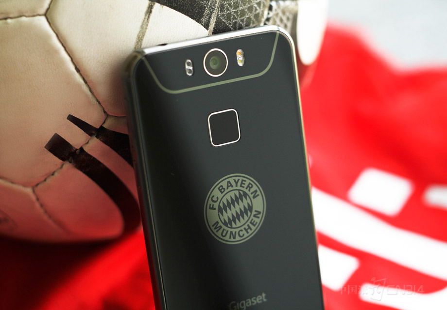 �����Ϸ�һ��1600����������ͷ��F2.2���Ȧ������ͷ���沢�Ǽ���Խ�ģ�飬�������ʺ������ߴ���������������ʮ�㣬�ڹ����Է���˿��û����Э��