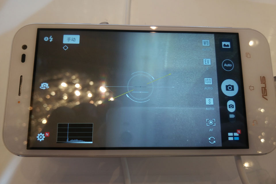 ��˶ZenFone Zoomרҵģʽ�����ս���ɵ�����ǳ��࣬���˰������յ������߳�ֵķ��ӿռ䡣