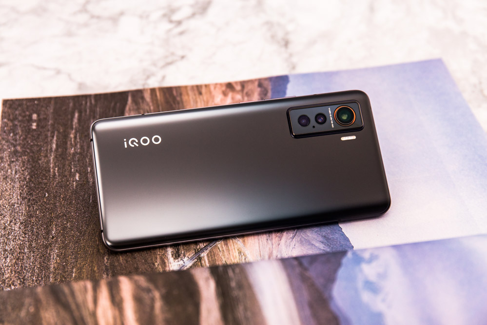 iQOO 5�����Ӱ������������ɫ��ͼʾ��ɫΪ�Ӱ���������ΪAG����������ĥɰ���յĴ�ĥ�󣬲������治̫���⣬���ָ�ϸ�岻մָ�ơ�