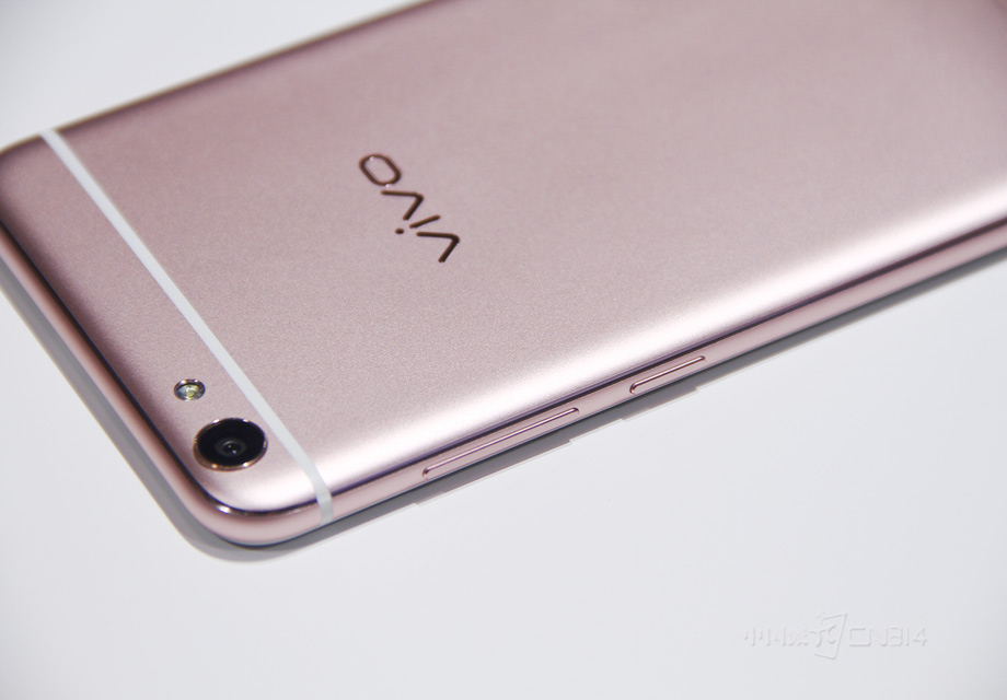 ��������ͷλ�ڻ������Ϸ�����Ƭ��Χ�н���������������С�ɾ��£���û�й���װ�ε����󷽣���Ч���ѡ�