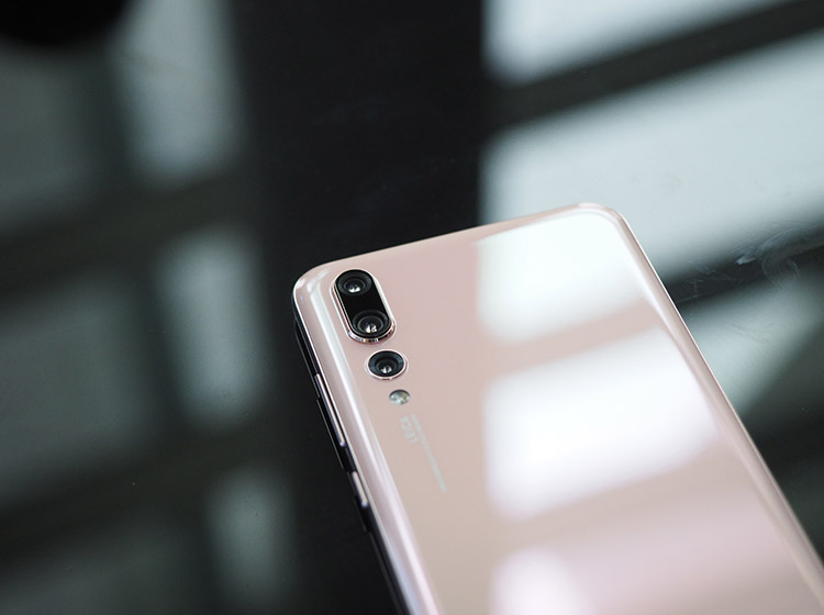 ���Ƽ������Ѷ����ڶ�ɫ֮����ɵ���������Ȼ����Թ���ˮ׼�Ǽ����飬����ΪP20 Proӣ�۽�ܺõİѿ���������ʵ�Ч����