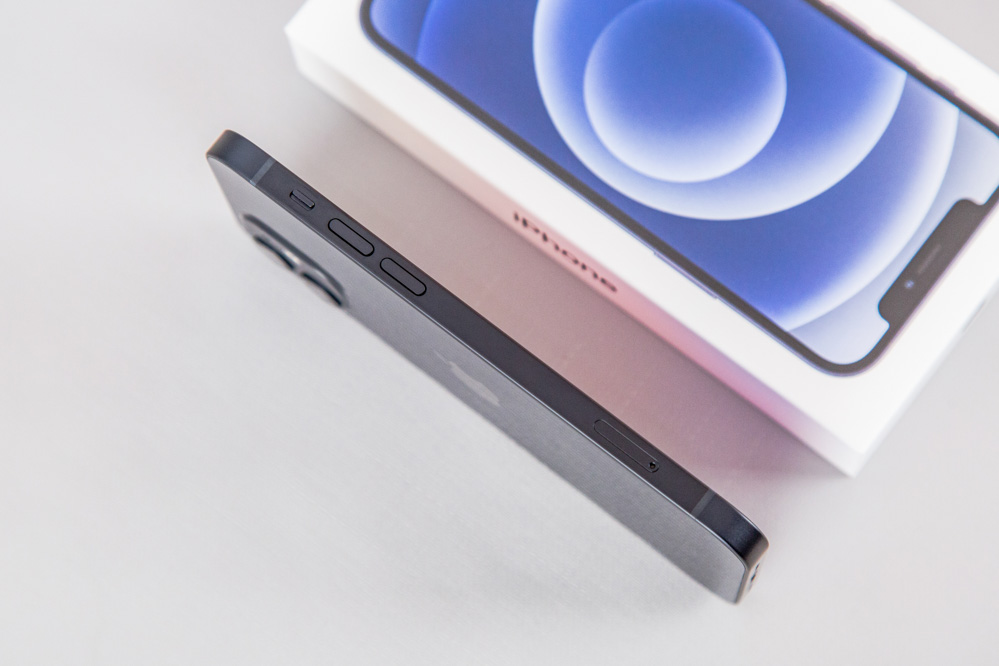 ������iPhone 12����ֱ�Ǳߣ������ԭ���Ǽ���ƿ��������iPhone 12����֧������5G��׼�ĺ��ײ��������ײ�����ģ��ĸ߶Ⱦ��Ѿ��ӽ�iPhone 12�߿��ȣ��ұ��������ֻ���Ե���ã���͵���������۲��ò�ѡ��ֱ�Ǳ���ơ�������Ȼ�����ú��ײ���������������ֱ�Ǳ���ơ�