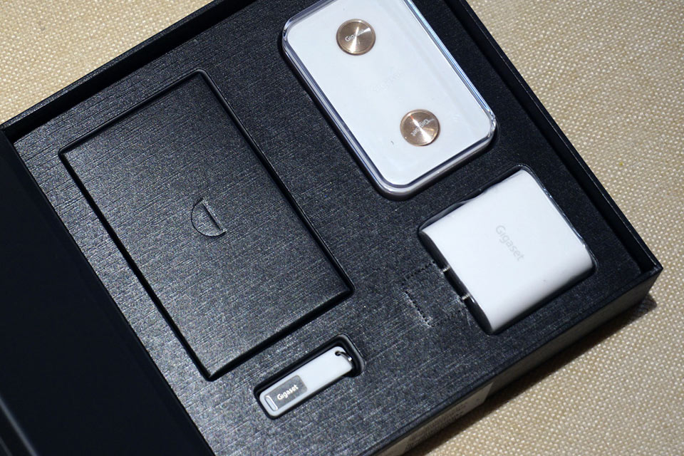 �������˰�ɫ��