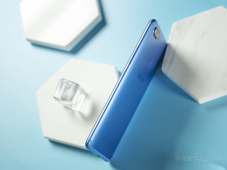 vivo X20 vivio����ɫ��ʵ�ʺ��ֻ��7.45mm����Դ�������������ڻ����Ҳ࣬���ֲ��������������⡣