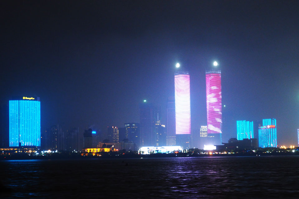 ��ivvi�����ˣ��������ð���ͨ���硱����11��19�������ϲ��ӽ�һ������8���296������ͬʱ����������������һ���ر�ĵƹ���΢��Ӱ