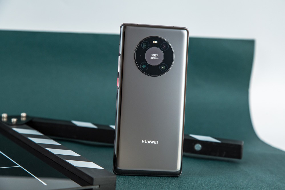 ��Ƿ��棬��ΪMate40 Pro�䱸2000�����س��������ͷ��ӵ��1/1.53Ӣ��ĳ���й�ߴ磬�ڹ�Ǿ�ͷ�����CMOS�ߴ�ǳ����ʺ�������һЩ�󳡾���ҹ����ͨ����������㷨����Ƭ�������ر����ԵĻ��䡣