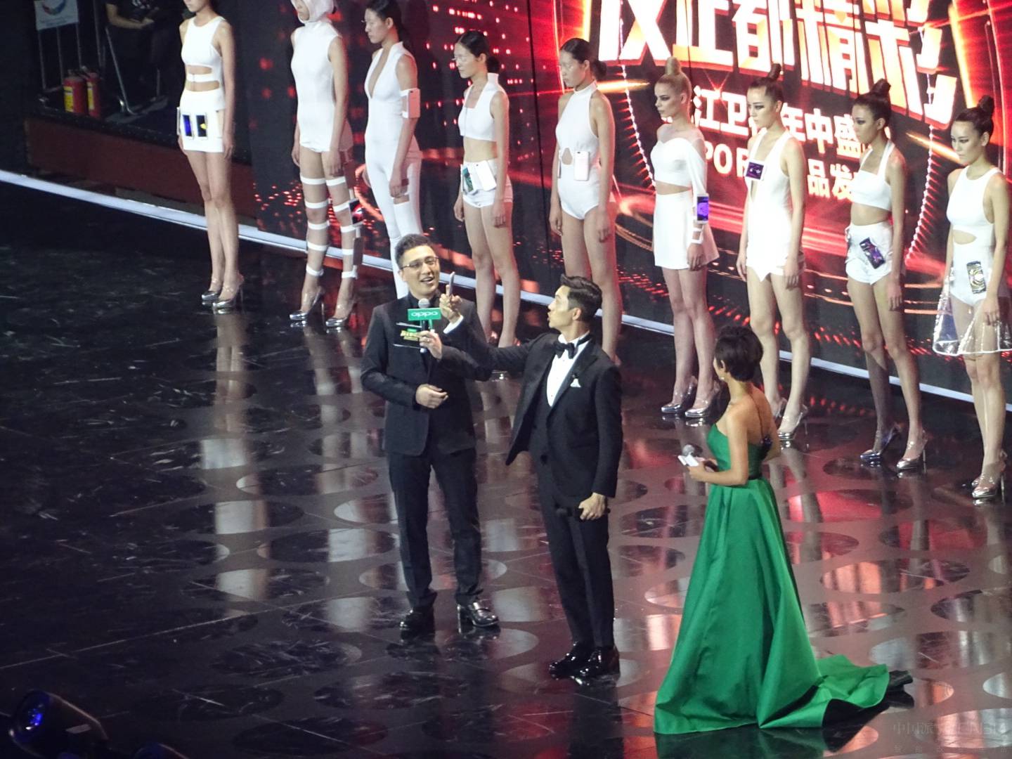 ��������ѯ�ʵ���ΰ����ϲ��OPPO R1��ʲô����ʱ����ֱ����OPPO R11��ǰ��2000�����ģ������ֳ�����չʾ���Լ��������ġ�