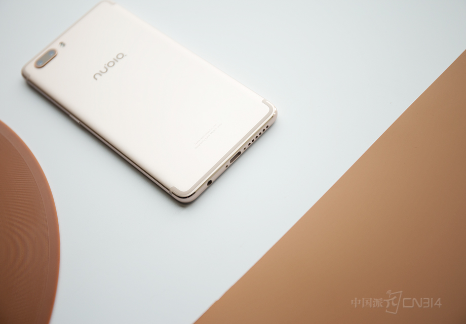 ֵ��ע����ǣ�Ŭ����M2������ȫ�µ�NeoCharge���似�����䱸��5V/5.2A��26W���䣬����ٶ�����ͨ�����屶�����Ч�ʸߴ�96%���ϣ����20���ӿ�����ʹ��һ���졣