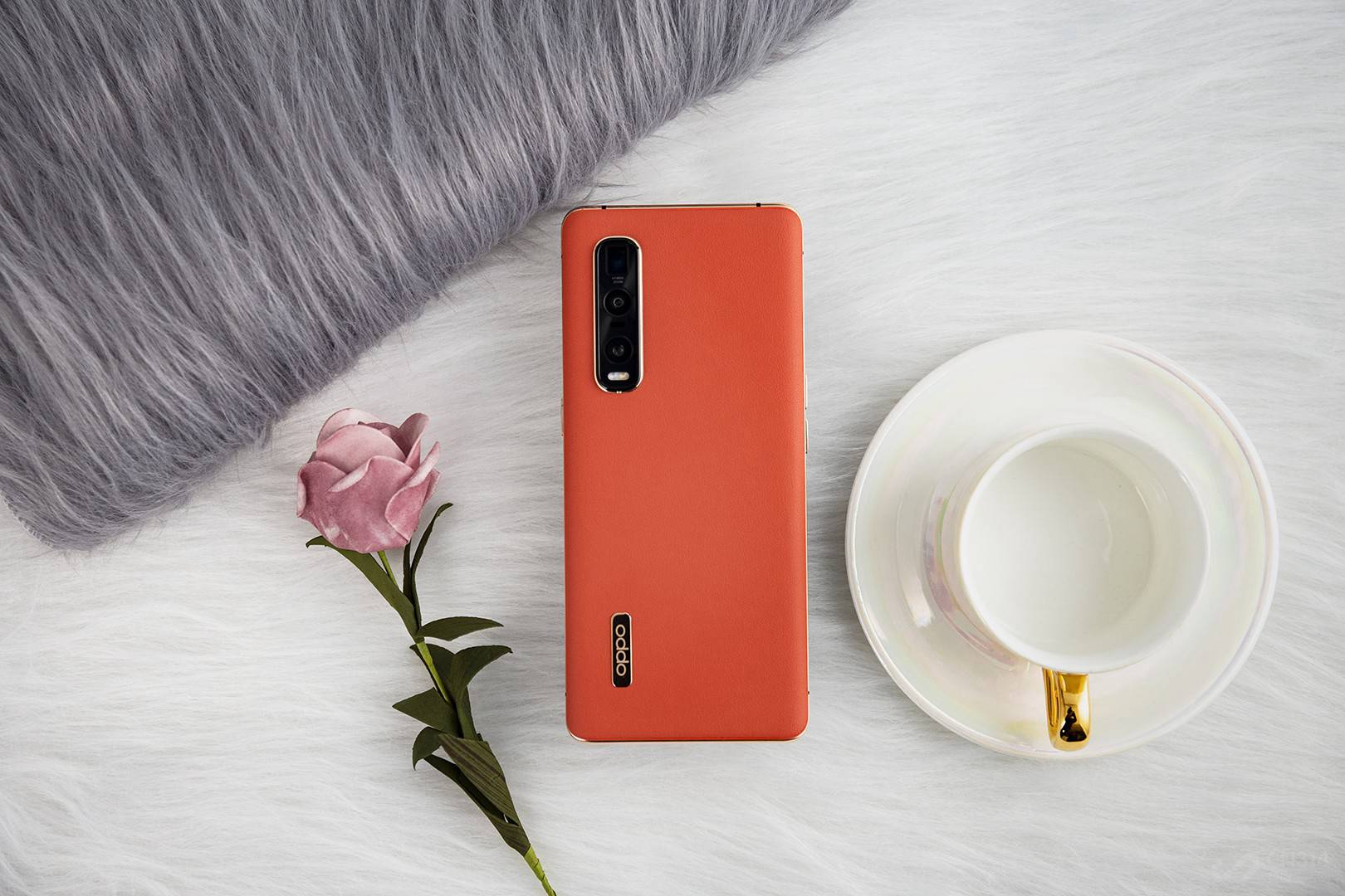 �������棬OPPO Find X2 Pro�ĺ���ģ��Ҳ�ǱȽ����ص㣬�����е���Ҫ˵�ˣ��ⲻ�Ǻ������ϴ�����ֻ������������ϸ�۲죬OPPO Find X2 Pro������ģ���Ա߹�����һȦ��ɫ��װ�Σ�֮ǰҲ˵����ɫ�������Ƥ�Ĳ����Ƿǳ�����ģ�����ȻOPPO�ܺõ���������һ�㣬���ϸ���������ֻ��������ֵ���߲��١�