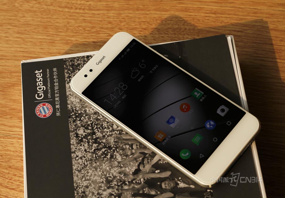 Gigaset���ME pure�����˵�ϵ������ƣ��ֻ�����������˹Ǵ����մ���Ͳ��������ʹ���ֻ�������һ������û���κο��ס�