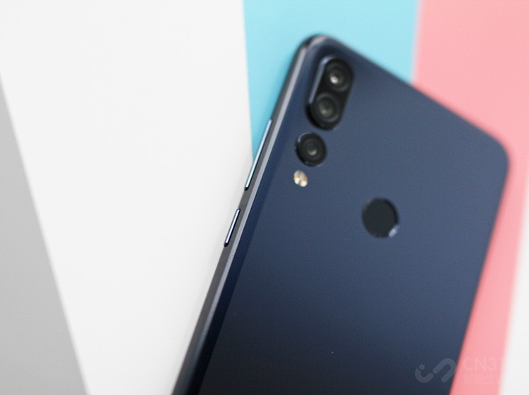 �����û����ĵ����������ϣ�����Z5s����3300mAh��أ���֧�ֿ�似�������ܱ�Ƶʡ����ԣ��κ�ʱ�䶼�������ܳ��������