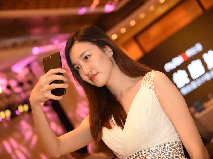 Ŭ����Z17 8GB�����2300������+1200������˫��ɫ����ͷ��֧��f1.8���Ȧ��1.4��m�����ظй�Ԫ��������ֻ������ö��Ҷ��ƾ���оƬ��֧��17�������黯���ڡ�