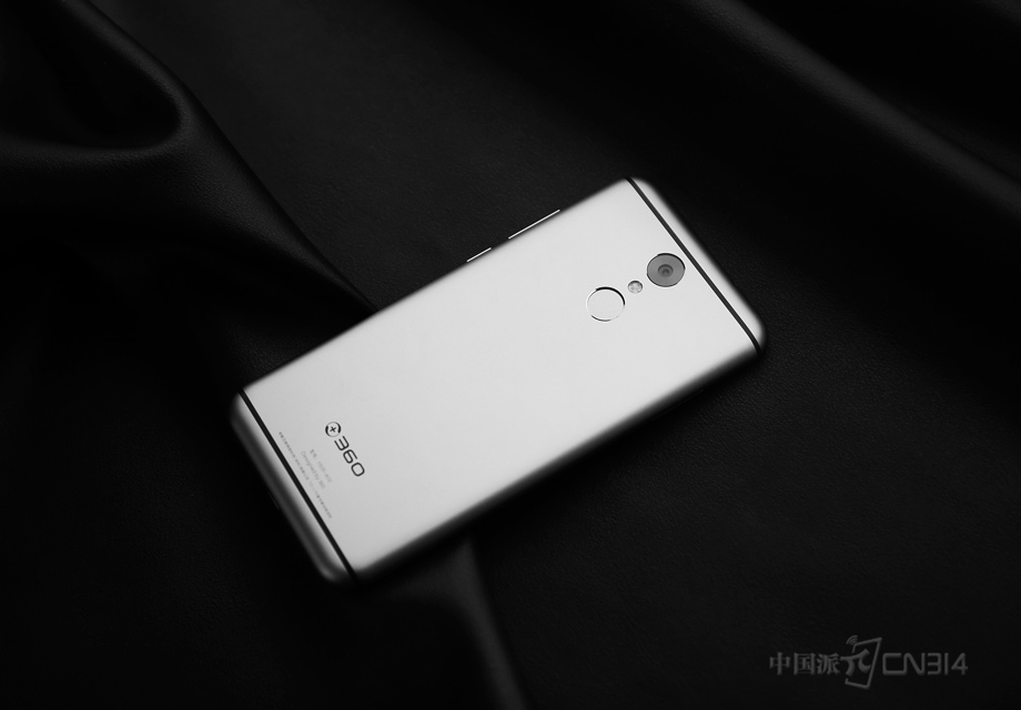 360N4S������Ӣ�׻�ȫ�µ���ɫ�ڱ������ֵ����쾡�£���˵�Բ��þ��������ʽ��ƣ���ȴ����һ�ݵ���ȴ��ʧ�͵���ζ����