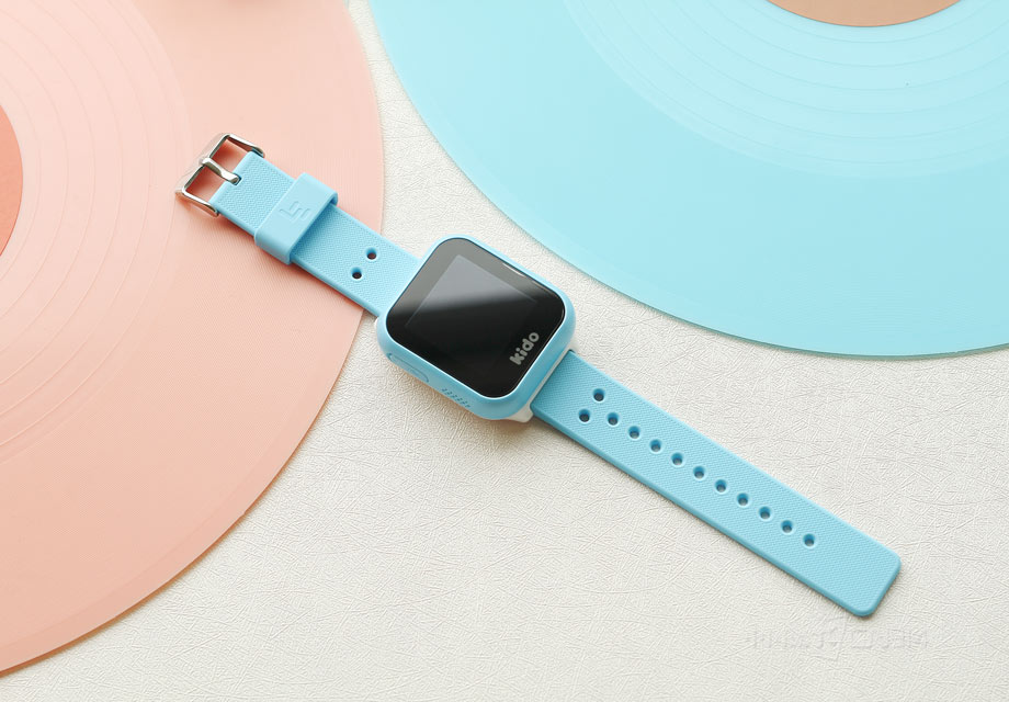 Kido Watch�ı���ʹ���˹轺���ʣ���������������ƣ���λ���Ϸ��ĸ�ͨ���׵���ƺ����ģ������ú����ǵ���������ʡ�