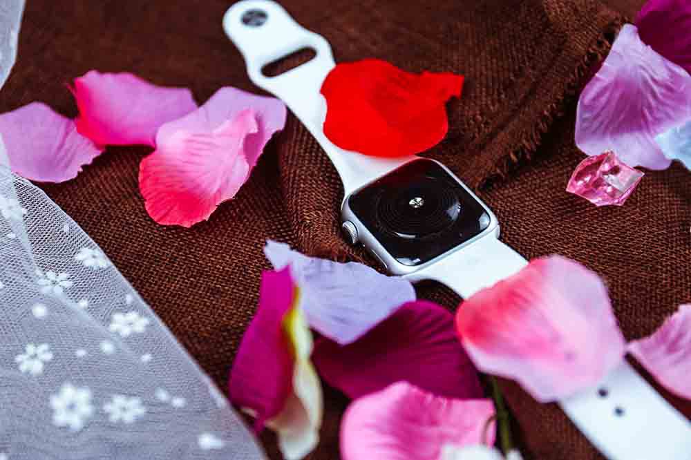 ���ʷ��棬Apple Watch SE���õ�Ion-X������ʾ������ǰϵ�е�������ʾ����ͬ����û�в��ò���ֺ��ѽ����������ʯˮ����