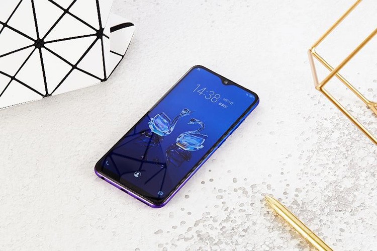 vivo U1ǰ��800���������ľ�ͷ��֧��AI�ǻ����ռ������ɸ�����������䡢���ʵ������ṩ���ƻ����շ������Դﵽ������Ȼ������Ч��������֮�⣬vivo U1ӵ��΢������ͨ����AR���ĵȹ��ܣ�ȫ���������յ�Ӧ�÷�Χ��Ȥζ�ԣ���ÿһ�����Ķ������ա�