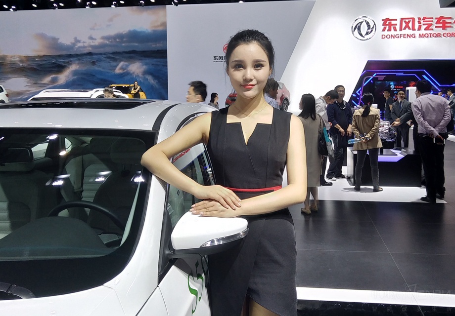 һͷ�ں�ï�ܵ�ͷ����һ˫��ü��ȴ��һ��ϸ�����һ��ۣ������˶��飬����һ��С�ľͻ����ݽ�ȥ��