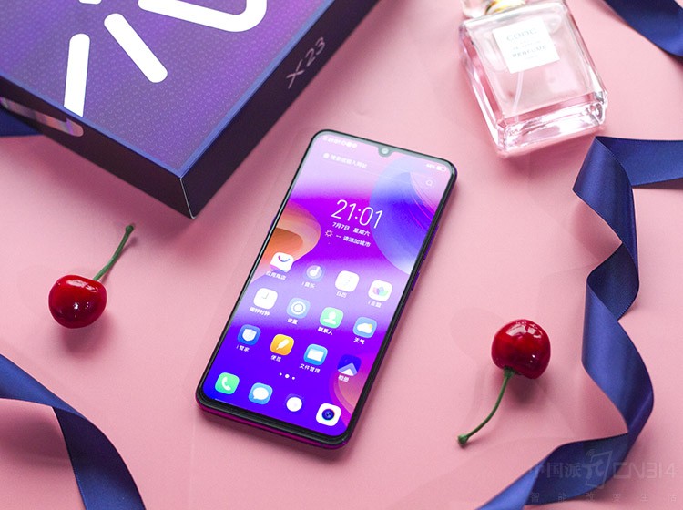 ���ֻ����������Ļ���vivo X23�䱸һ��6.41Ӣ��ġ��鶯ˮ���������ֱ��ʴ�1080x2340��ͬʱ֧��DCI-P3��ɫ����ʾɫ�ʻ�ԭ�ǳ�׼ȷ��