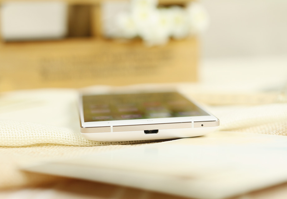 �п�ײ�ΪMicro-USB���ݽӿڡ�