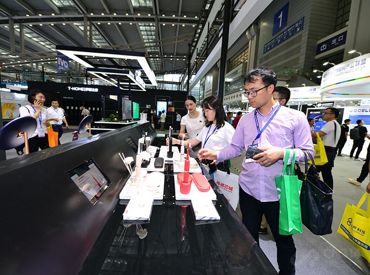 ��չ���ֳ���TCL����Ʒ��XESS������߿Ƽ��������ղ�Ʒ��������Ϊ����Ů�����ס�������V����Ƶ�����ǡ�ħ��������ױ���͹Ⲩ˫��������ˢͬ�����ܹ�ע��������ֵ���ڣ���������Ӳ�������������飬��Ʒ��������׵��֡�