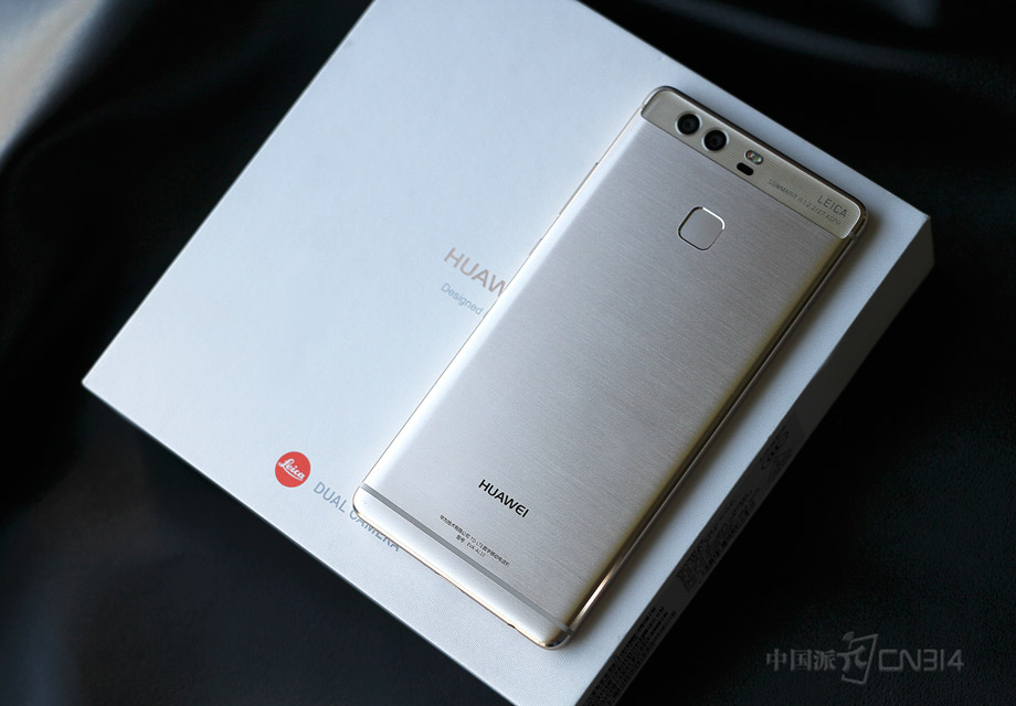 ���շ���ʹ��ʹ��LEICA SUMMARIT�����������⿨˫��ͷģ�飬������ʹ������1200������IMX 286��������������˫����ͷΪRGB+�ڰ׵���ϣ�ʹ��ͼ���ں��㷨�����Գ��ָ����ɫ�ʺ͸����ϸ�ڡ�