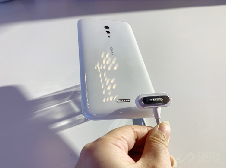 ����һ���������ǣ��û�ͨ���������ӿ�ʵ�ֳ������ݴ��䣬Pin�����������ˮƽ��ʵ�������ġ�ä�塱���飬���ǲ��Ǹ�ƻ��MacBook��MagSafe����������ͬ��֮���أ�