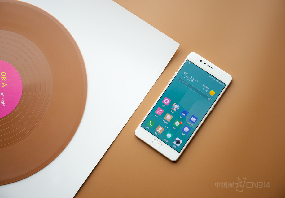 Բ����˵����������ǿ�������ġ�Ŭ����M2���ظ����ܵ������˺�MSM8953��������4GB RAM+64GB ROM��4GB RAM+128GB ROM���ڴ���ϣ��ڴ�������չ200GB����������ǿ�󣬴洢�ռ�Ҳ�ǳ��ɹۣ����ִ��������Ƭ����Ƶ�������ɱ��桢��ʱ�����������