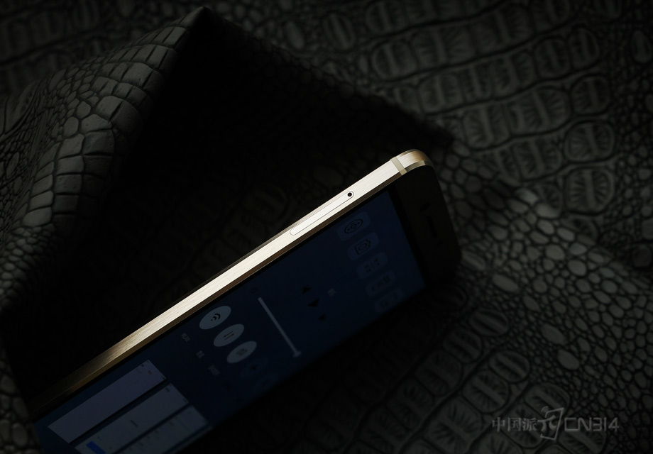 �п��â��¶�������ھ�������Ļ�����ƣ��ճ��ָзǳ�������SIM�������п�������ϣ�ϸ�ڳ�ɫ��