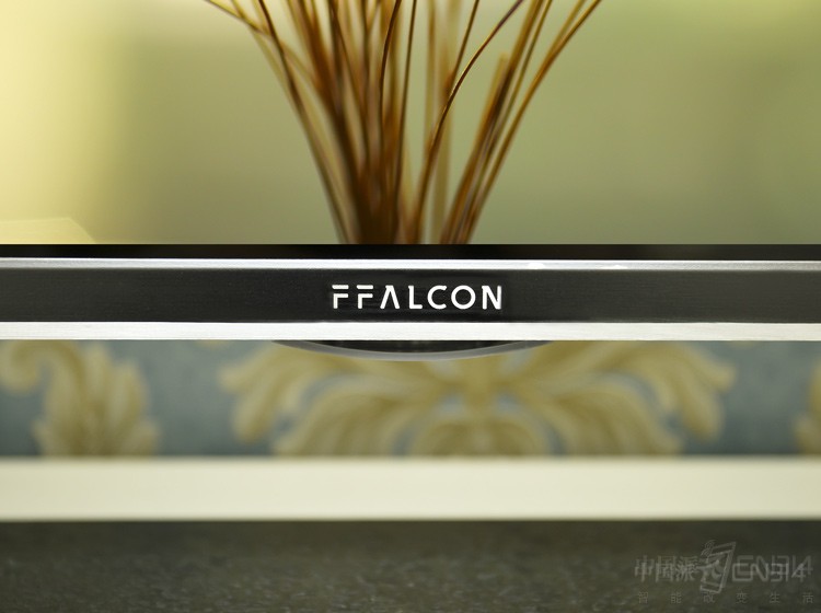 �����Ӣ��logoλ����Ļ�·�������λ�ã��ǳ����ۡ�