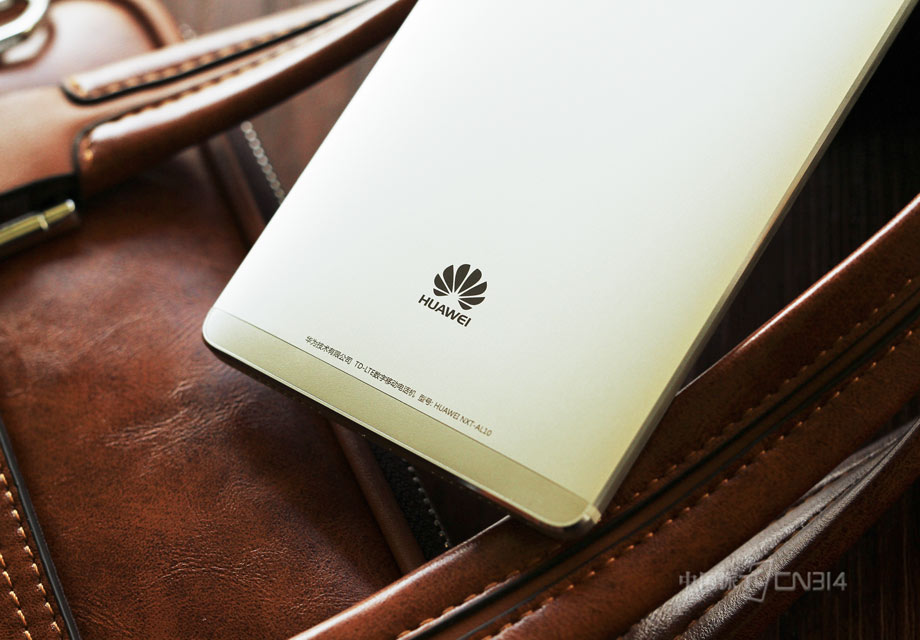 �����·�ֻ�л�Ϊ��Ʒ��logo�����屳���Ե÷ǳ��ɾ�����Ʒ��滹�ǱȽ����ĵġ�