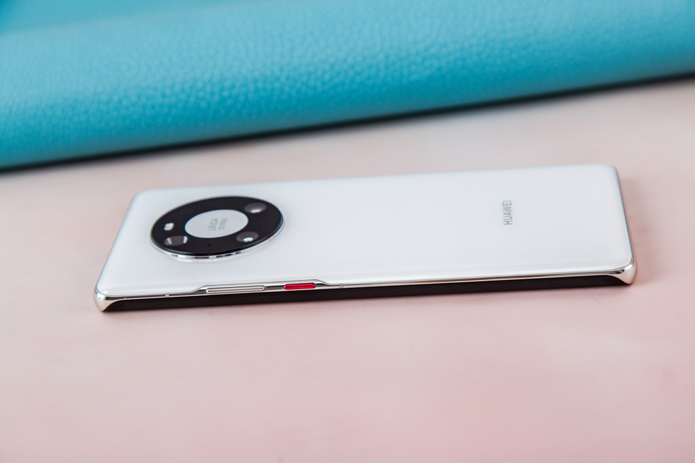 ϴͬλΪMate40 ProʵΪĻʻ88㣬ӽֱǣʵλƶܿĵطűһ࣬ĽʽȻԱ˿㲻ͬûĲͬ