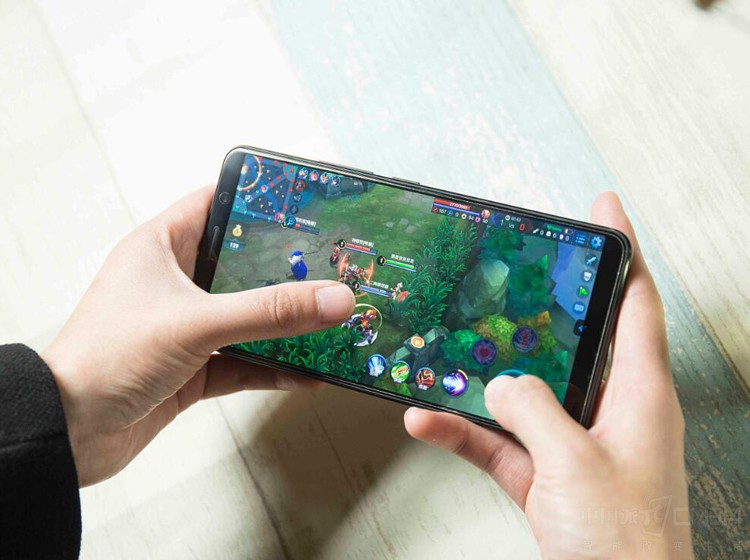 两款神机对飙王者荣耀,谁能畅快的开黑?_中国