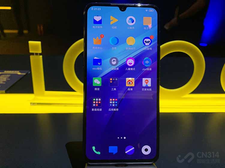 ϵͳ���棬iQOO Pro�����������˲�����ɫ���ܣ�����˫Wi-Fi���ܡ���Ϸħ�С���Ϸ���4.0����Ϸ�������ȣ�����������Funtouch OS������ȫ�µ�Monster UI����סAI�����Լ����ϽǵĴ���������ܴ�Monsterģʽ�����ֻ�����˲�����ȫ����