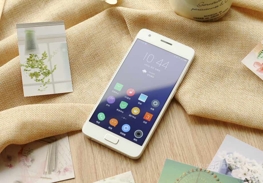 ��Ϊһ��С���ֻ���ZUK Z2����ֵ�����ν�����˹���5Ӣ��1080p����Ļǡ���ô���2.5D�Ļ���ˮ�β���Ҳ��Ӫ������ŵĹ��߷��䣬���ֳ��������С�