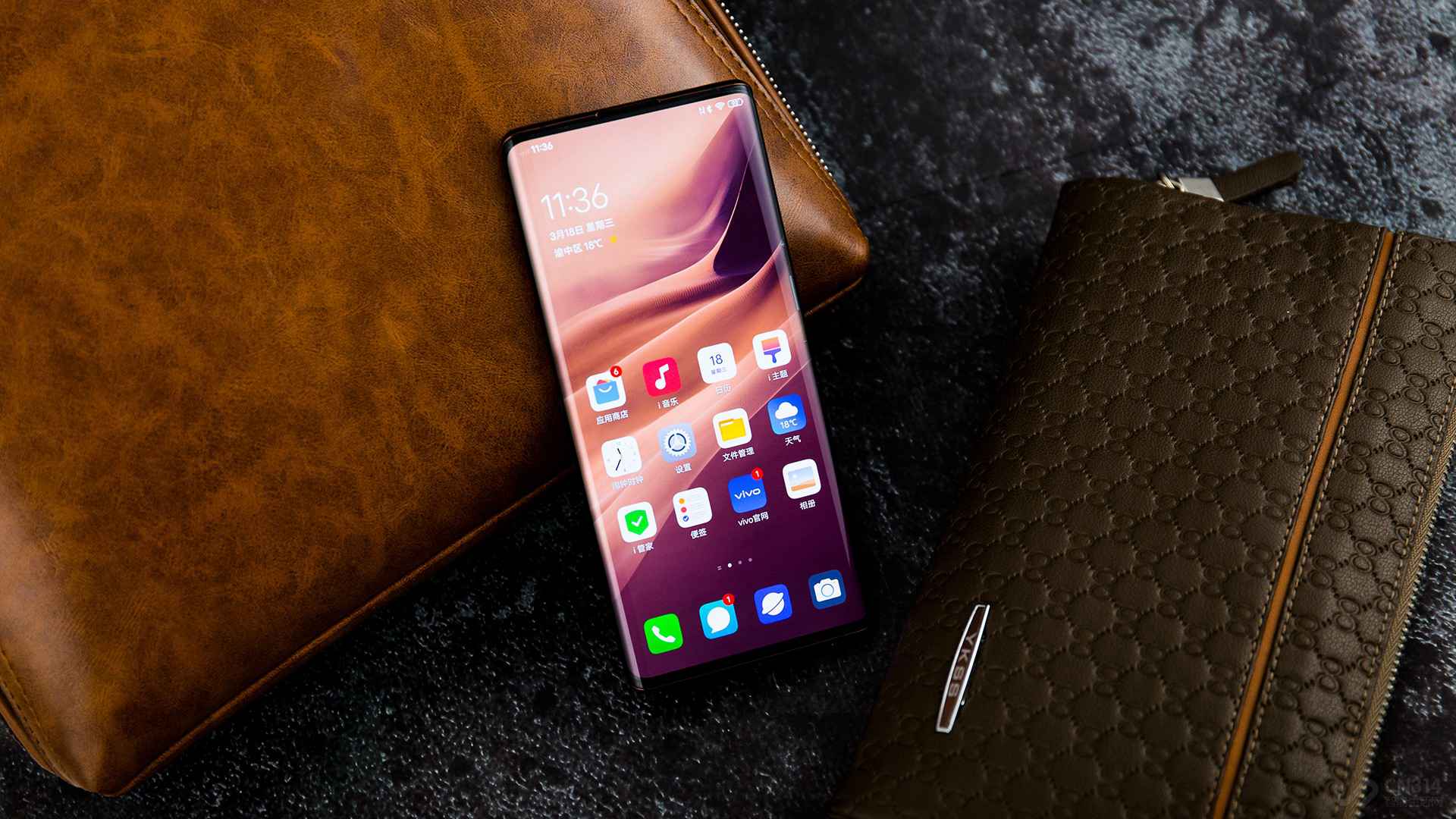 ĻҲ൱ɫE3 Super AMOLED֧100% P3ɫsRGBͬʱHDR 10+֤ɳָḻΣ߾ֲȿɴ800nitΪ˱û۾Ļɷ䣬DCҲ˳ڹۿĻƣУ׷硢Ϸʡ