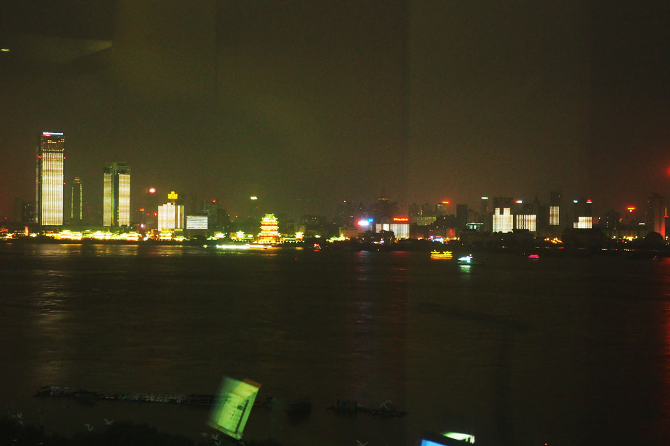 ��ivvi�����ˣ��������ð���ͨ���硱����11��19�������ϲ��ӽ�һ������8���296������ͬʱ����������������һ���ر�ĵƹ���΢��Ӱ