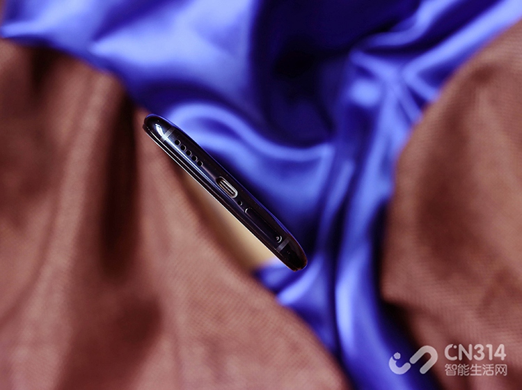 �������棬iQOO Pro 5G�������һ��4500mAh���أ����������ض��û�һ���ʹ�����󡣳�緽�����ǲ�����֧��FlashCharge ��似����44W�������䡣ӵ�г���ٶȿ졢�����͡������Ժõ��ŵ㡣