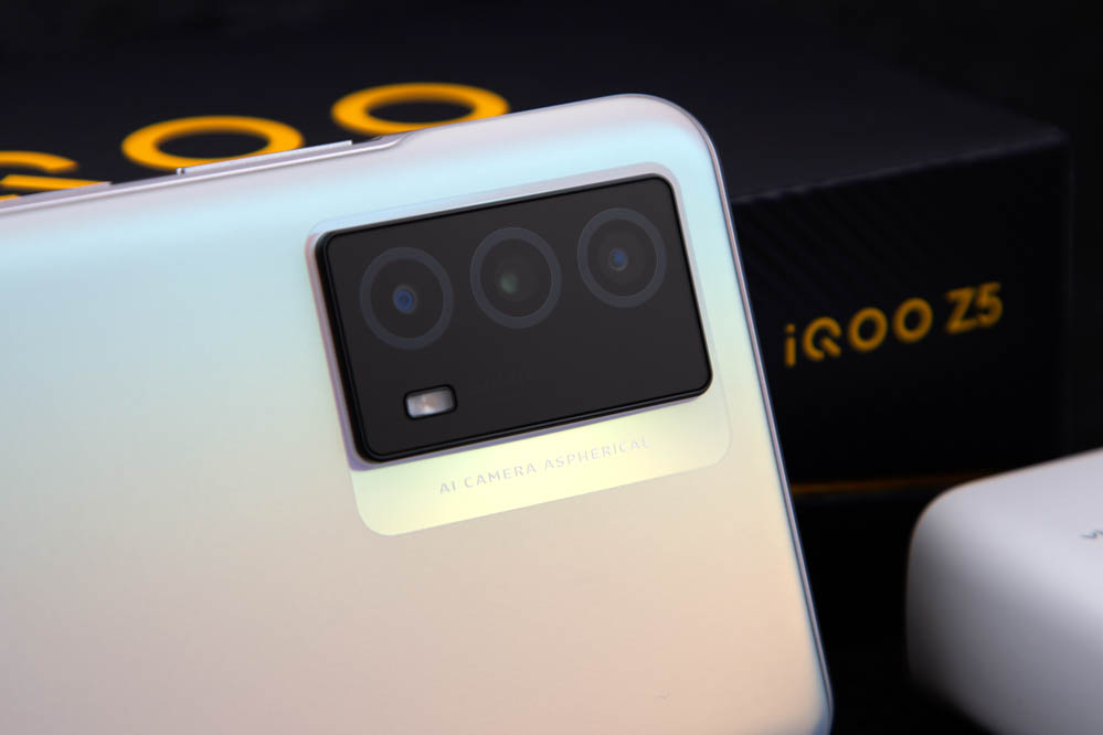 iQOO Z5ͷģ˴ͳľУͷŷֲʮּԼ⣬iQOO Z5ʦͷģԱһеCDƣΪҵĸԴ