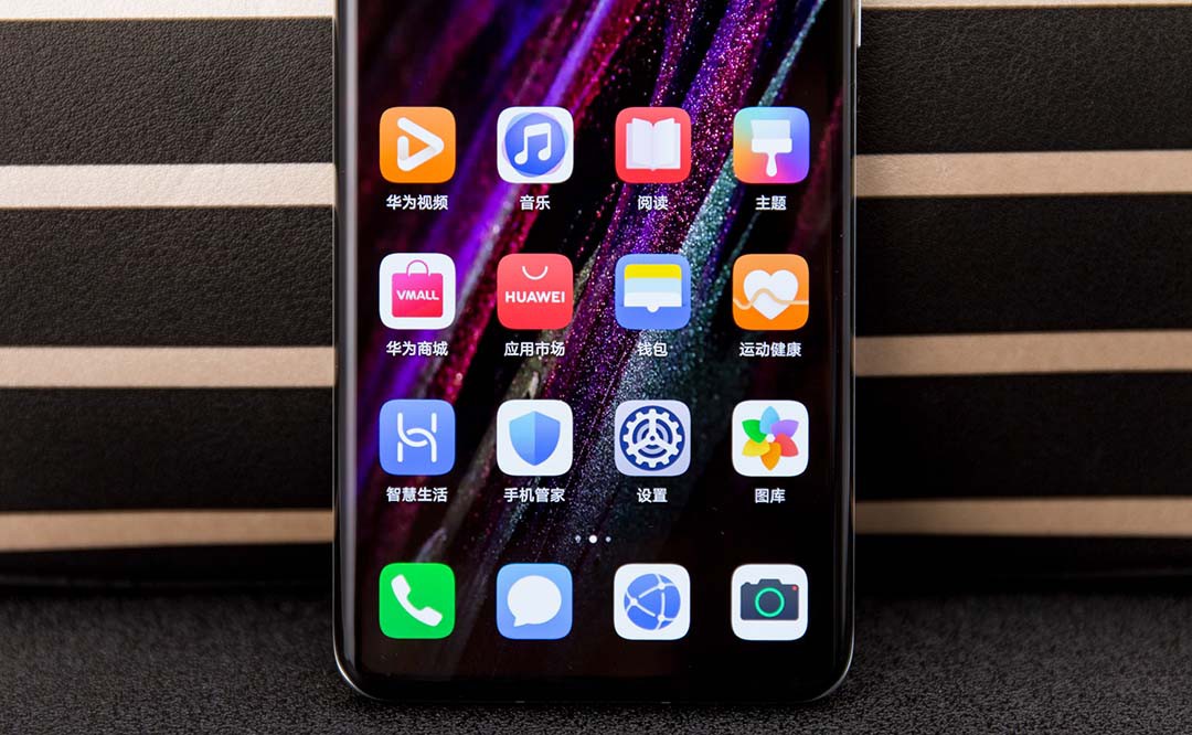 ÷棬990 5G SoC콢оƬ7nm EUVƳ̣Ϊʽƣ8GB𲽵˴棬㹻ٶȣ֧eSIMWi-Fi 6ΪӦɢȣػ춯ʯīϩҺɢȣڲʵ־ɢȣƵ˵״