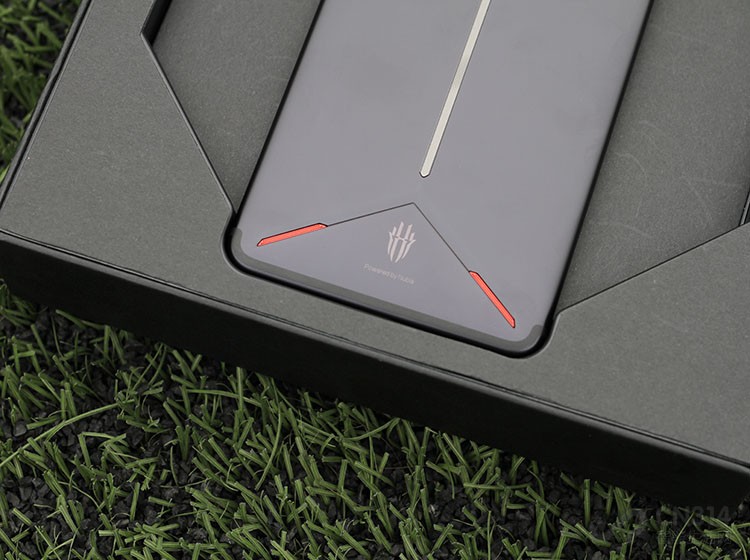 �ڡ�X�����ڰ������Ǻ�ħMars���ĸ���ۣ�Ϊ���뱳��������������������ϣ����Ҳ������һ�����и���ƣ��������Ƚ����岢�Ҹ��������С�������η��ɢ�ȿ׵�����������ӣ��ڿ����Ľ���Ч���ϻ���á�