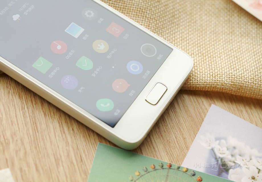 �ֻ��ײ�����һöԲ�Ǿ��ε�ָ��ʶ��ť������������֧��ʪ�ֽ������û��������Զ���ð�ť�Ĺ���ģʽ�����ŷǳ������Ŀ����ԡ�