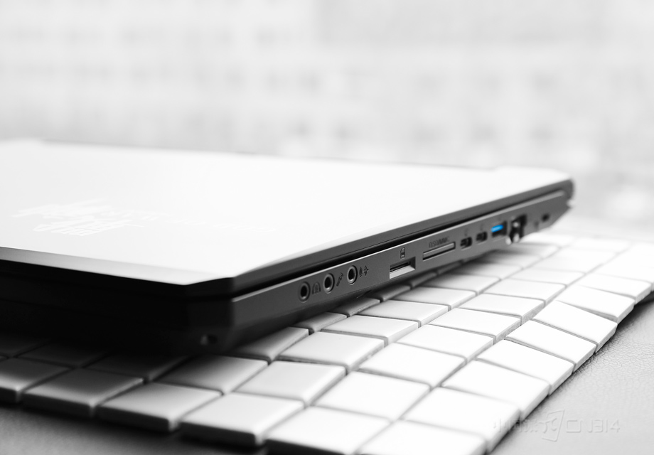 �������Ҳ�߿�ӿڷǳ��ܼ����û�ӵ��2��USB2.0��1��USB3.0�Լ�RJ45��M.2����Ƶ�ӿڵȣ��������ܹ������ճ������е�ȫ������