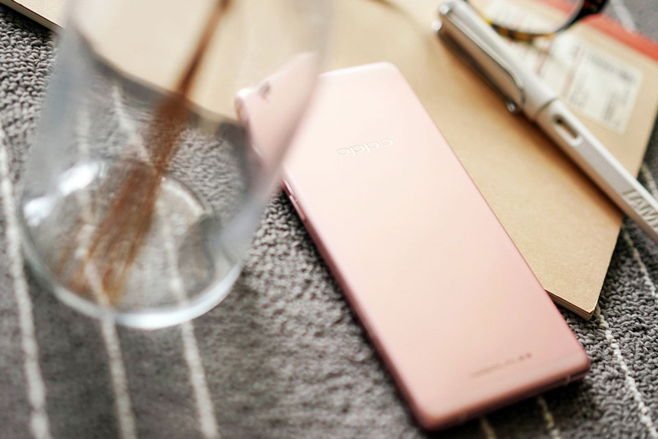 �������Ľ�ɫ����ɫ��ʽ���Ѿ��޷��������������˵�����ʱ��������һ�еĻ�������OPPO R7sõ���ɫ����ƾ�衰��ò���ڵ���һ�������ֻ�����ӱ������