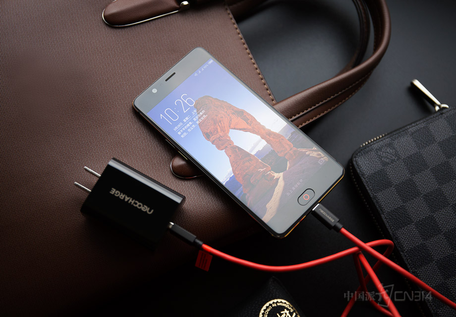 ��������������ֻ�ӵ�г�ɫ�����ú���ֵ��NeoCharge˫Э������Ҳ�����������ȫ�ĳ��Ч�������5V/26W��ѹType-Cֱ�䣬���û��õ����һ���ӣ�ʹ��һ����ĳ������顣ֵ��һ����ǣ�����ֻ��Ѿ���3��28����ʽ���ۣ�ϲ�����û����Կ��������ˡ�