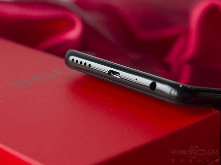 ��Ϊ��������660AIE�������ļӳ֣��û�Ҳʵ���˺ܶ��������ܹ��ܡ�ȫ�µ� AI �������֡�AI ���ܾۺ�ҳ���°���Ϸ�������Լ� AI ���ܷ���͸���ȫ�������������Ƶ��¹��ܣ�����������ֻ���ʵ���ԡ���Ϸ�ԡ���ȫ�Ժ������Ľ����������������顣��Ȼ�ǡ������ֻ�����ô������ı��־͵ø�����������һ��N7 Lite�������ˡ�