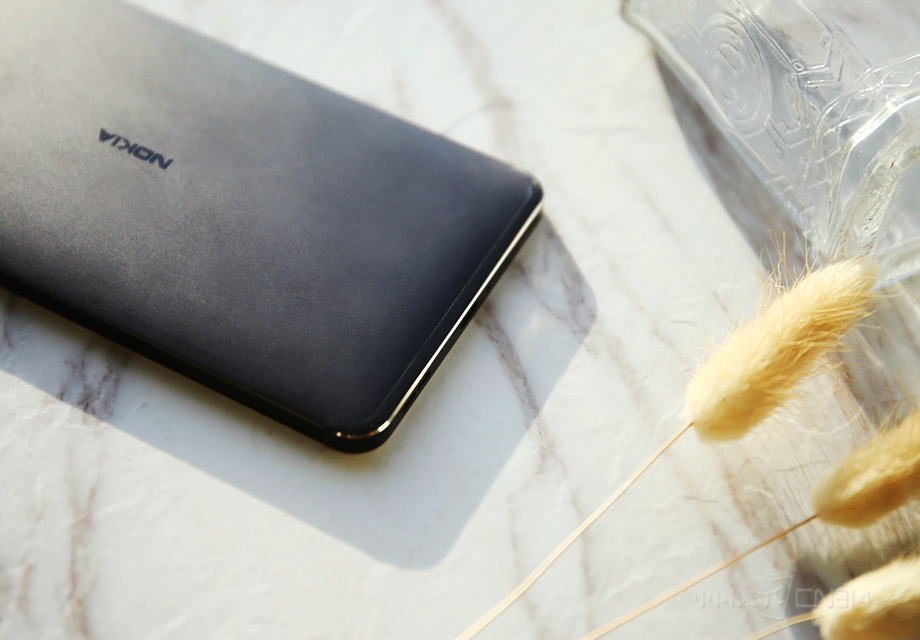 ��Ϊһ��������ͣ��û����ɱ���Ļ������ϴ���������ȫ�£�Phone7����ƺͺ�ɫ���������ڸм��͡�